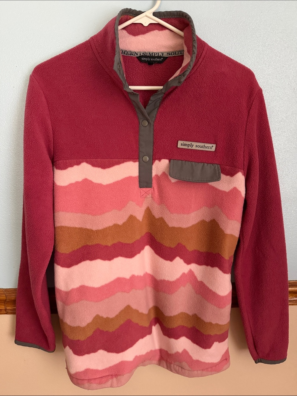 Simply Southern Women’s Red, Pink & Brown Patterned Fleece Pullover size small